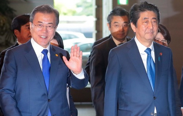 문재인 대통령과 아베 신조 일본 총리가 9일 오후 일본 도쿄 모토아카사카 총리관저에서 오찬회담을 하기 위해 이동하고 있다. / 뉴시스