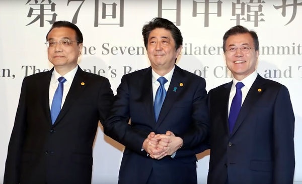 문재인 대통령(오른쪽 첫번째)은 9일 도쿄에서 열린 제7차 한중일 정상회담에서 한반도비핵화를 지지하는 특별성명과 동북아 평화를 위한 공동선언문을 이끌어냈다.(사진=청와대)
