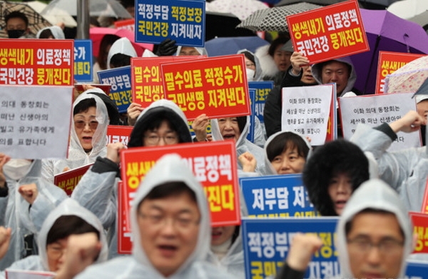 지난달 8일 서울 동화면세점 앞에서 열린 이대목동병원 신생아중환자실 의료진 3명 구속 규탄 집회에 참석한 대한의사협회 회원들이 문재인케어 반대 구호를 외치고 있는 모습. / 뉴시스