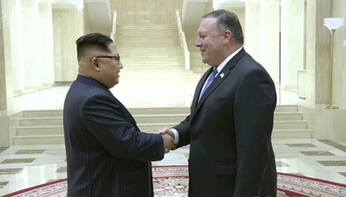 김정은 노동당 위원장 겸 국무위원장(왼쪽)과 폼페이오 미국 국무장관