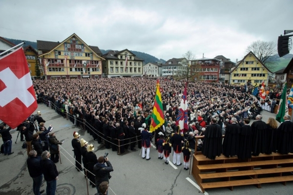 연례 ‘게마인데 회합’ 도중 투표하기 위해 아펜젤 광장에 모여든 스위스 시민들(자료:AFP)