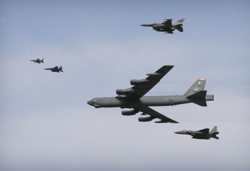 한반도 상공에 전개 중인 B-52 폭격기(자료:nbcnews)