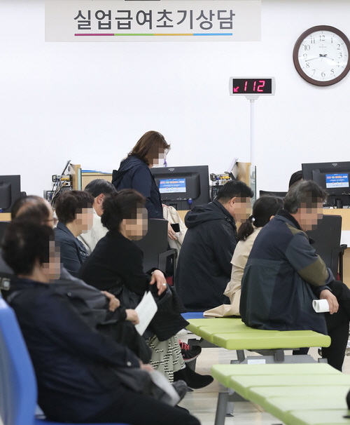 서울 중구 서울지방고용노동청에서 상담을 기다리는 시민들의 모습 / 뉴시스