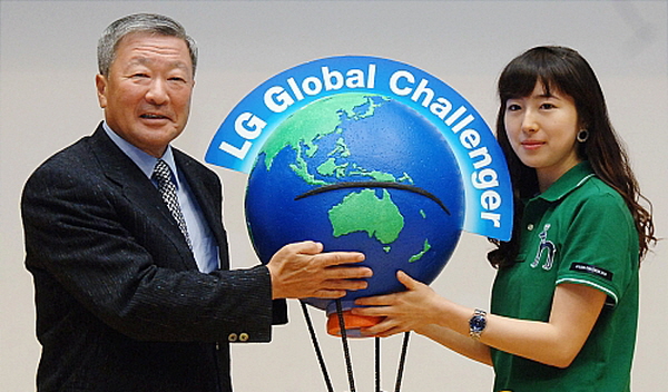 구본무 LG 회장은 대학생 해외탐방 프로그램인 'LG 글로벌챌린저' 발대식에 참석해 수상자와 기념사진을 찍고 있다.. 뉴시스