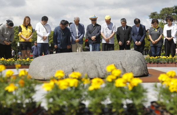 노무현 전 대통령 서거 9주기인 23일 오전 경남 김해시 봉하마을을 찾은 시민들이 노 전 대통령 묘역에서 참배하고 있다. 뉴시스