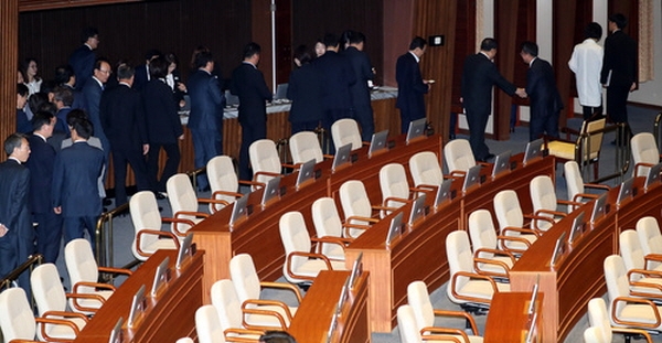 24일 서울 영등포구 여의도 국회에서 열린 제360회 국회(임시회) 제4차 본회의에서 민주당 의원들이 문재인 대통령이 발의한 개헌안에 대해서 투표를 하고 있다. 뉴시스