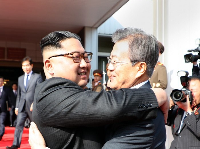 문재인 대통령과 김정은 위원장이 26일 오후 판문점 통일각에서 두 번째 남북정상회담을 마친 후 포옹하고 있다.(자료:청와대)