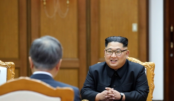 문재인 대통령이 김정은 국무위원장과 26일 오후 판문점 북측 통일각에서 제2차 남북정상회담을 하고 있다. 청와대 제공