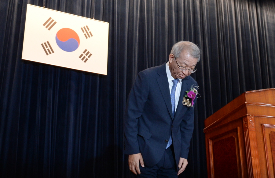 양승태 대법원장이 지난해 9월 서울 서초구 대법원에서 열린 퇴임식에서 퇴임사를 마친 후 인사하고 있는 모습. 뉴시스