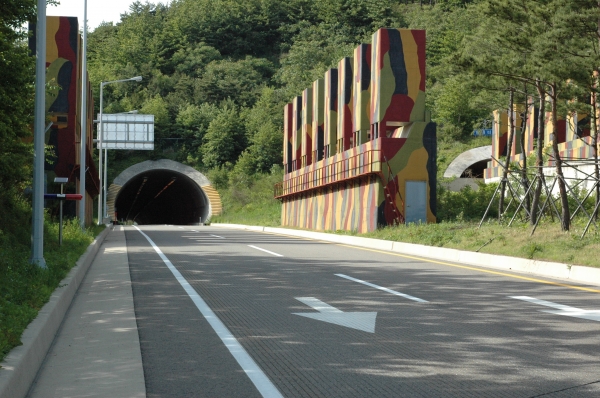 검문소에서 1km가량 떨어진 터널 입구에 설치된 도로 봉쇄용 콘크리트 구조물 ⓒ스트레이트뉴스