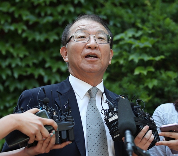양승태 전 대법원장이 1일 오후 경기도 성남시 자택 인근에서 '재판거래 의혹' 관련 입장을 발표하고 있다. 뉴시스