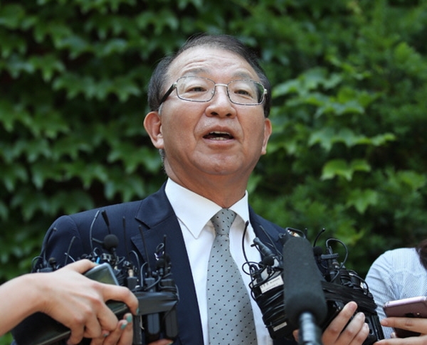양승태 전 대법원장이 지난 1일 경기도 성남시 자택 인근에서 '재판거래 의혹' 관련 입장을 발표하고 있다. 뉴시스