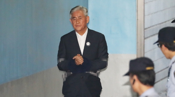 최경환 전 자유한국당 의원이 지난 1일 서울 서초구 서울중앙지방법원에서 열린 '공천 개입' 박근혜 전 대통령 8차 공판에 증인 출석하기 위해 법정으로 향하고 있는 모습. 뉴시스