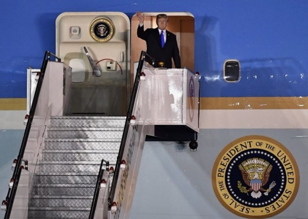 도널드 트럼프 미국 대통령이 12일 북미 정상회담을 위해 10일 오후 싱가포르 파야레바 공군기지에 도착해 전용기에서 내리고 있다. (싱가포르 스트레이트 타임스 페이스북 캡처)
