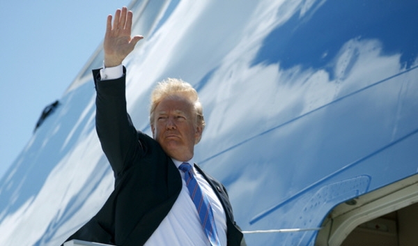 도널드 트럼프 미국 대통령이 9일(현지시간) 캐나다 퀘벡의 바고트빌 공군 기지에서 에어포스원에 탑승하고 있는 모습. 뉴시스