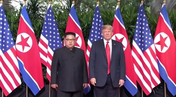 김정은 북한 국무위원장과 트럼프 미국 대통령이 악수 후에 취재진을 향해 자세를 잡았다.