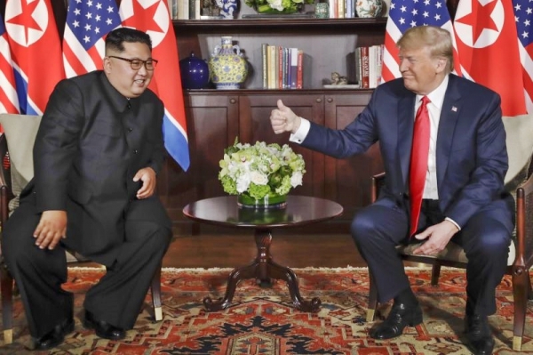 트럼프 미국 대통령이 12일 싱가포르 센토사 섬에서 열린 북미 단독정상회담에 앞서 김정은 위원장엑 엄지 손가락을 치켜세웠다.