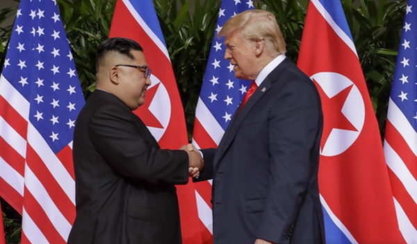 김정은 북한 국무위원장과 도널드 트럼프 미국대통령이 12일 싱가포르 카펠라 호텔에서 처음 만나 악수하고 있다. 뉴시스