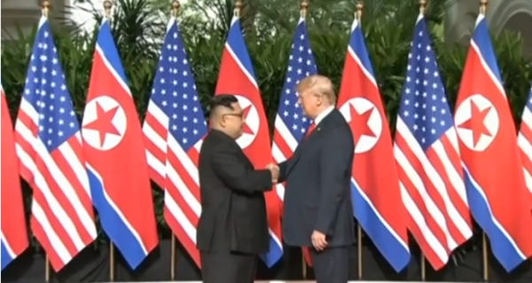 북미 정상 간 사상 첫 대면에 악수를 나누는 트럼프 미대통령과 김정은 북한 국무위원장