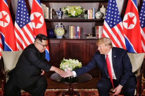 김정은 북한 국무위원장과 트럼프 미국 대통령이 싱가포르 공동합의문에 서명한 뒤 추후 만날 것을 약속하며 악수를 나눴다.