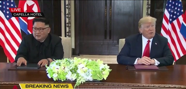 12일 김정은 북한 국무위원장과 도널드 트럼프 미국 대통령이 싱가포르 센토사섬 카펠라 호텔에서 북미정상회담 합의문 서명에 앞서 인터뷰를 하고 있다. 채널아시아 방송 캡쳐