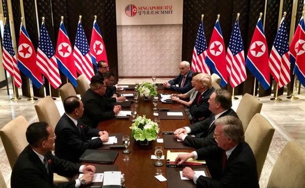 역사적 첫 북미정상회담이 열린 12일 회담장인 카펠라 호텔에서 많은 북한 김정은 위원장과 미국 트럼프 대통령이 참석자들과 확대회담을 하고 있다.