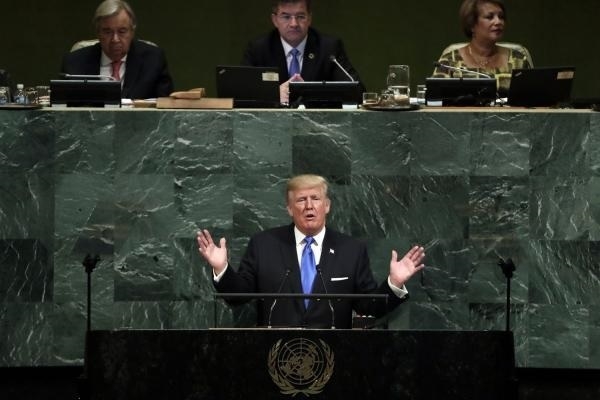 UN 연설 도중 '미치광이' 발언을 하는 트럼프 대통령(2017.09.22)(자료:UPI)