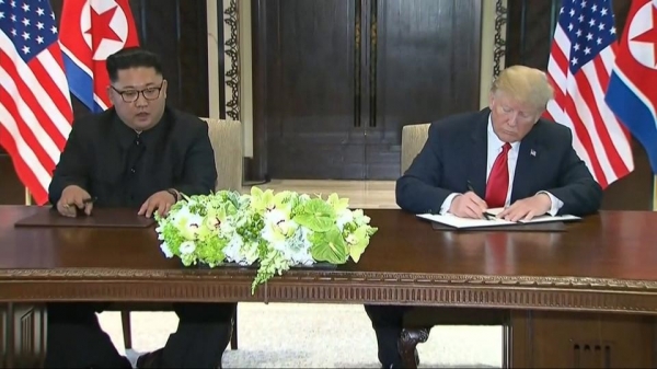 공동합의문에 서명하는 김정은 위원장과 트럼프 대통령(자료:Reuters)