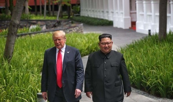 12일 김정은 북한 국무위원장과 도널드 트럼프 미국 대통령이 싱가포르 센토사섬 카펠라 호텔에서 업무오찬을 한 뒤 산책하고 있다. 스트레이츠타임스 홈페이지 캡쳐