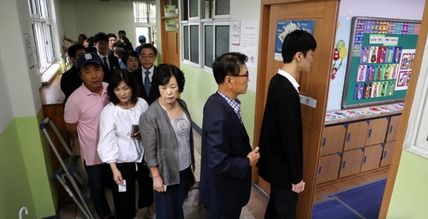 6.13 전국동시지방선거가 실시된 13일 오전 서울 서초구 원명초등학교에 마련된 서초4동 제4투표소에서 유권자들이 투표를 위해 길게 줄 지어서 있다. 뉴시스