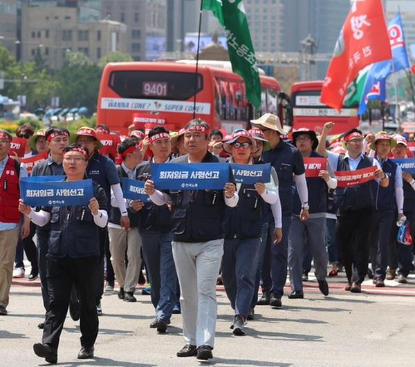 지난 5일 서울 종로구 세종로 공원 일대에서 '최저임금법 개악안 폐기 긴급 결의대회'를 마친 한국노총 조합원들이 청와대 방향으로 행진을 하고 있는 모습. 뉴시스