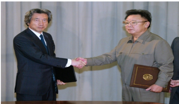 '북일평양선언'에 서명한 후 악수하는 북한 김정일 국방 위원장과 고이즈미 준이치로 일본 총리(2002년 9월 평양)