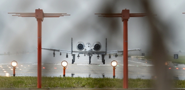 한미공군 연합 맥스선더(Max Thunder) 훈련이 실시된 지난 11일 오후 경기 평택 주한미군 오산공군기지 활주로에서 A-10 전투기가 이륙하고 있는 모습. 뉴시스