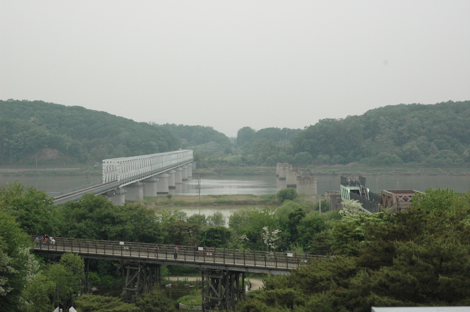 한국전쟁 당시 완전히 파괴된 임진강 철교와 도라산역으로 향하는 새 철교 ⓒ스트레이트뉴스