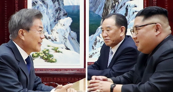 문재인 대통령과 김정은 국무위원장이 지난달 26일 오후 판문점 북측 통일각에서 정상회담을 하고 있는 모습. 청와대 제공