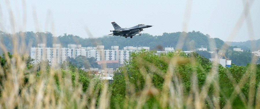 북한이 지난 11일부터 실시한 ‘2018 맥스 선더’ 한미연합공중전투훈련을 문제 삼으며 16일 예정이었던 남북고위급회담을 중지 발표한 16일 오전 경기 평택 주한미군 오산공군기지 상공에서 F-16전투기가 비행하고 있다. 뉴시스