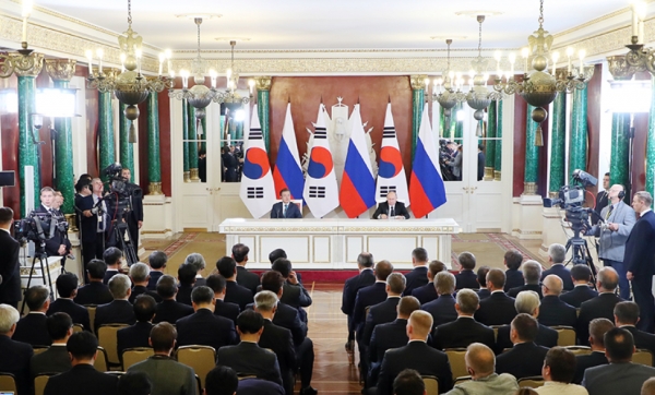 문재인 대통령과 푸틴 러시아 대통령은 정상회담을 통해 모두 TSR 등 모두 32개 항목에 걸친 합의내용을 담은 공동성명문을 발표했다. (사진 : 청와대)