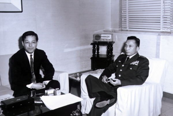 김 전 총리는 1963년 1월 중앙정보부장 시절 한일 국교수립을 위해 일본을 방문한 뒤 박정희 최고회의 의장을 방문, 환담을 나눴다 (대한뉴스 제공)