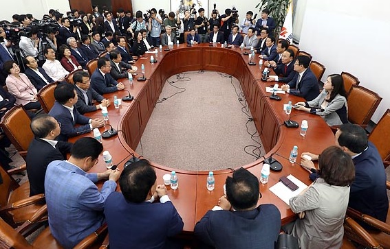 의견을 개진 중인 자유한국당 초･재선 의원들(2018.06.25) ⓒ스트레이트뉴스DB