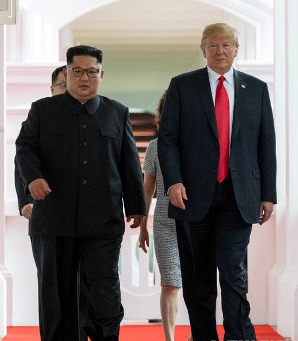 역사적 첫 북미정상회담이 열린 지난달 12일 오전 회담장인 카펠라 호텔에서 북한 김정은 위원장과 미국 트럼프 대통령이 회담장으로 걸어가고 있는 모습. Dan Scavino Jr 트위터캡쳐