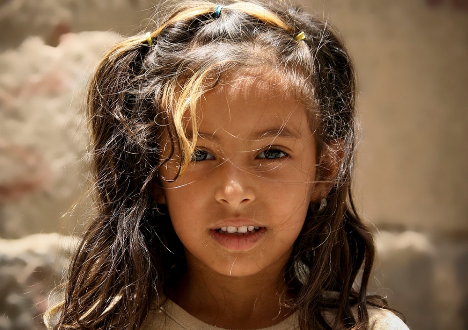 카메라를 향해 미소 짓는 남예멘 소녀(자료:by Eric Lafforgue-flickr)