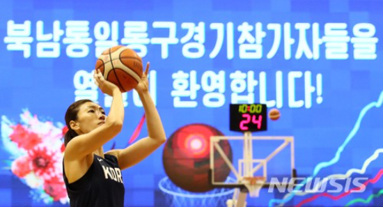 남북통일농구경기에 참가하는 여자 농구 선수단이 3일 평양 류경정주영체육관에서 연습을 하고 있다./사진공동취재단