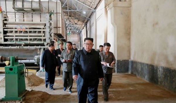 북한 조선중앙TV는 김정은 국무위원장이 신의주화학섬유공장을 현지지도했다고 2일 보도했다. 조선중앙TV 캡쳐