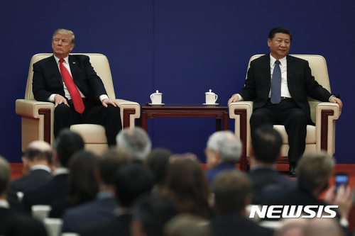 도널드 트럼프 미국 대통령이 9일 중국 베이징 인민대회당에서 열린 미중 기업인 행사에 시진핑 국가주석과 함께 참석해 서로 다른 방향을 바라보고 있다. 2017.11.09