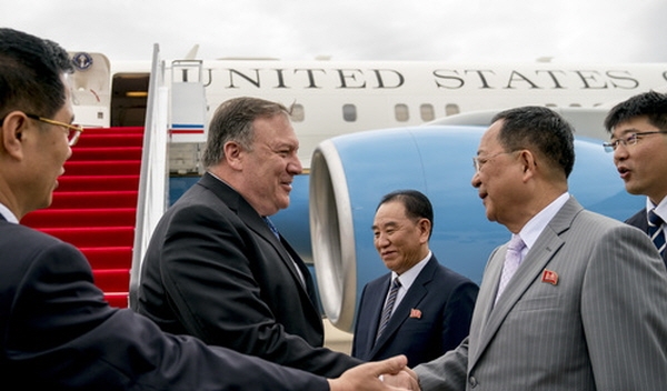 마이크 폼페이오 미국 국무장관이 6일 북한 평양 순안공항에서 마중나온 리용호 외무상과 악수하고 있다. 뉴시스