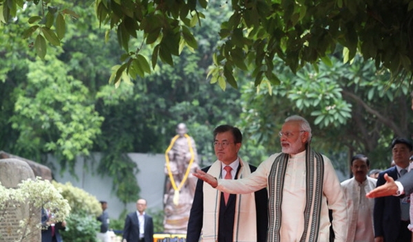 문재인 대통령이 9일(현지시간) 오후 나렌드라 모디 (Narendra Modi) 인도 총리와 함께 인도 뉴델리 간디기념관을 방문해 간디기념비에 헌화하고, 간디가 기도하던 장소 등 기념관을 둘러보고 있다. 뉴시스