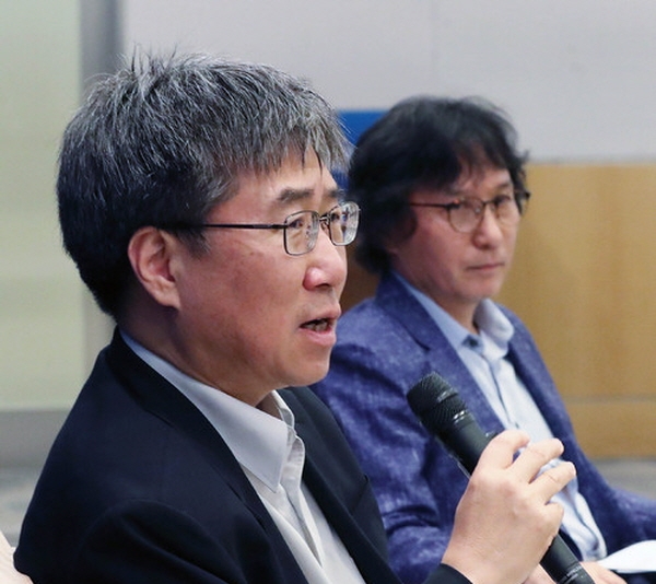 장하준(왼쪽) 영국 케임브리지대학 교수와 신장섭 싱가포르 국립대학 교수가 10일 오후 서울 여의도 전경련회관 컨퍼런스센터에서 '기업과 혁신 생태계' 특별 대담을 하고 있다.