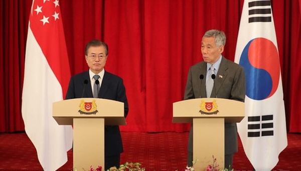 문재인 대통령과 리센룽(Lee Hsien Loong) 총리가 12일 오전(현지시각) 싱가포르 대통령궁(이스타나, Istana)에서 공동언론발표를 하고 있다. 뉴시스