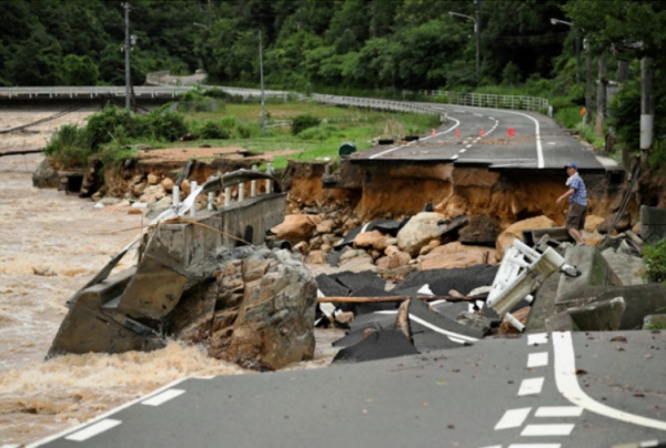 7 일 오후 일본 히로시마현 히로시마시의 붕괴된 도로 (출처=니혼게이자이신문)