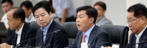 박성택 중소기업중앙회 회장이 16일 오전 서울 여의도 중소기업중앙회에서 열린 '최저임금 인상, 중소기업 긴급 간담회'에서 인사말을 하고 있다. 뉴시스